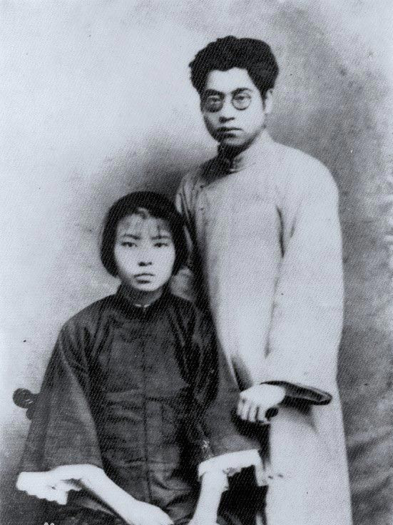△1927年夏明翰与妻子郑家均在武昌 △1927年夏明翰与妻子郑家均在武昌