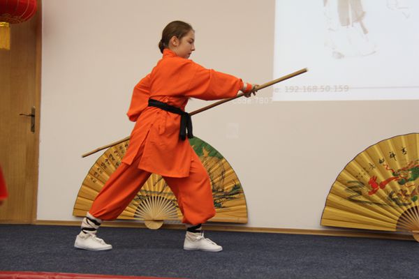 beat365官网孔子学院玛拉表演《少林阴手棍》_副本.jpg